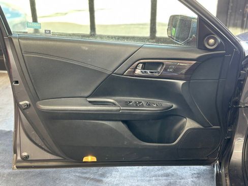 Used 2017 Honda Accord Touring image 11