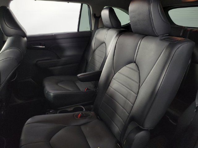 Used 2021 Toyota Highlander XLE FWD image 18
