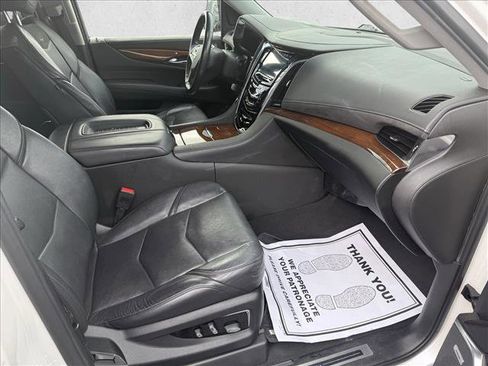 Used 2019 Cadillac Escalade ESV Luxury image 21