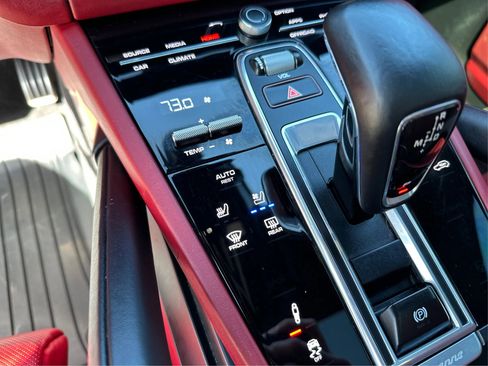 Used 2022 Porsche Cayenne GTS AWD/4WD image 32