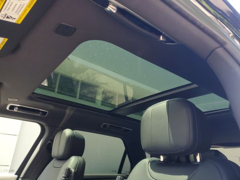 Used 2025 Land Rover Range Rover Sport SE image 18