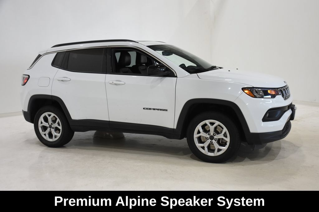 Used 2025 Jeep Compass Latitude w/ Sun & Sound Group AWD/4WD image 3