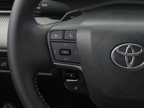 Used 2025 Toyota Camry SE image 16