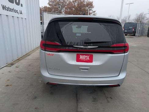 Used 2024 Chrysler Pacifica Touring-L image 22