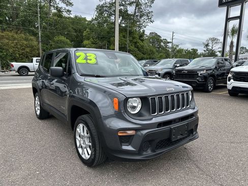 Used 2023 Jeep Renegade Latitude AWD/4WD image 10