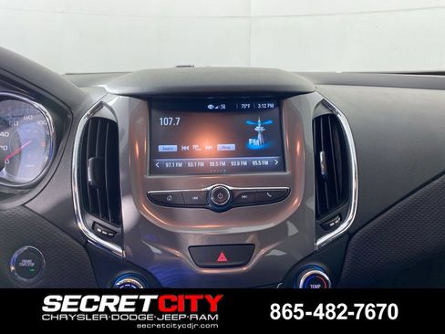 Used 2018 Chevrolet Cruze LT w/ Convenience Package FWD image 19