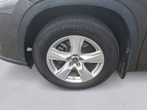 Used 2023 Toyota Highlander LE AWD/4WD image 9