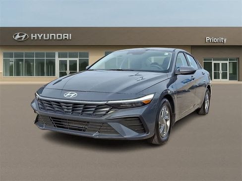 Used 2025 Hyundai Elantra SE FWD image 1