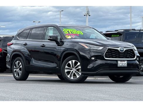 Certified 2022 Toyota Highlander XLE image 2