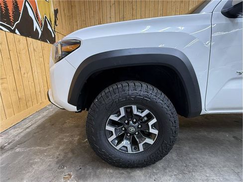 Used 2022 Toyota Tacoma TRD Off-Road w/ Technology Package AWD/4WD image 13