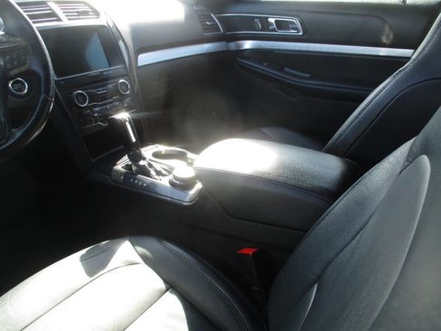 Used 2017 Ford Explorer XLT w/ Equipment Group 202A image 29