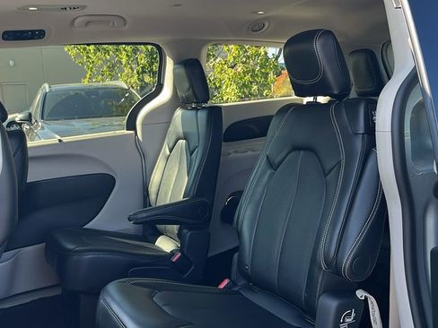 Used 2024 Chrysler Pacifica Touring-L image 32