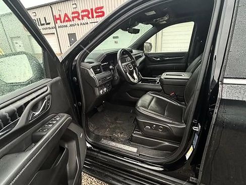 Used 2023 GMC Yukon XL Denali w/ Advanced Technology Package image 4