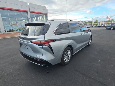 Certified 2023 Toyota Sienna Limited FWD image 3