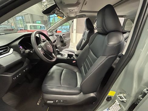 Used 2019 Toyota RAV4 XLE Premium w/ Cold Weather Package AWD/4WD image 54