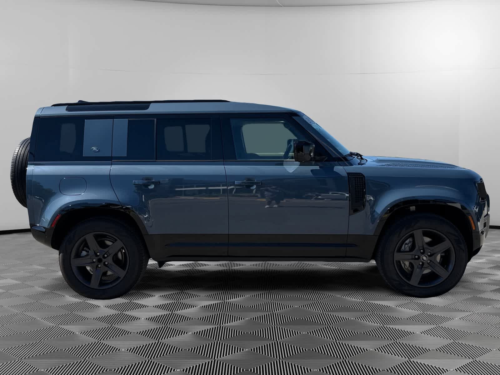 Used 2024 Land Rover Defender 110 X-Dynamic SE AWD/4WD image 6