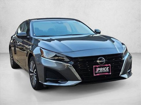 Used 2025 Nissan Altima 2.5 SV FWD image 3