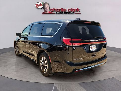 Used 2024 Chrysler Pacifica Select image 3