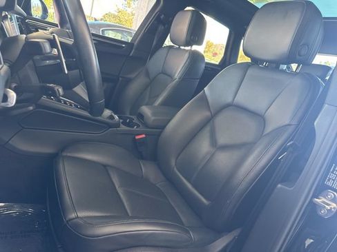 Used 2023 Porsche Macan AWD/4WD image 21