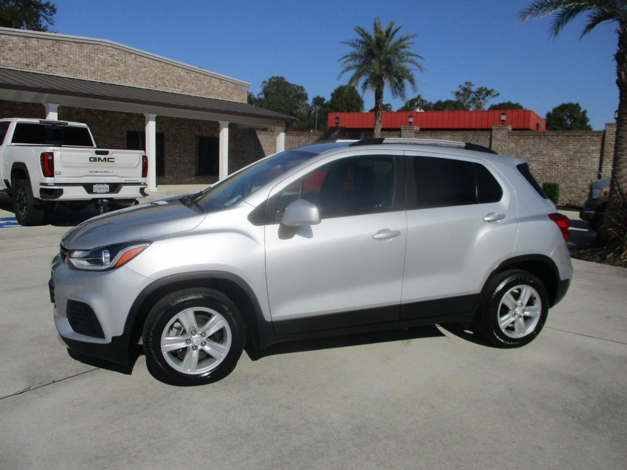 Used 2021 Chevrolet Trax LT FWD image 16