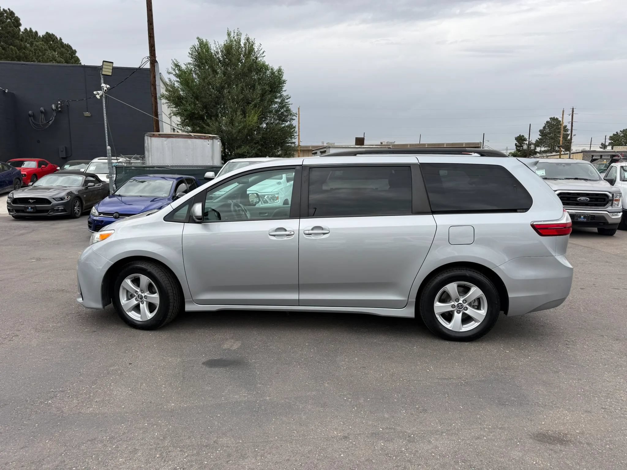 Used 2019 Toyota Sienna LE FWD image 3