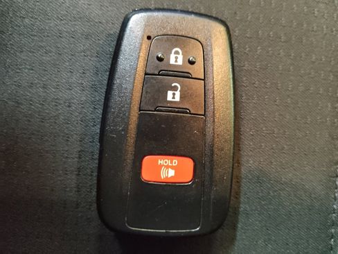 Used 2020 Toyota Prius LE AWD/4WD image 32
