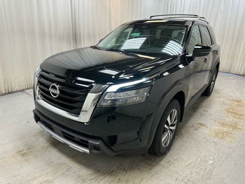New 2025 Nissan Pathfinder SL image 3