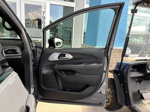 Used 2025 Chrysler Pacifica Limited FWD image 29