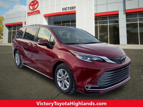 Used 2021 Toyota Sienna Platinum image 1
