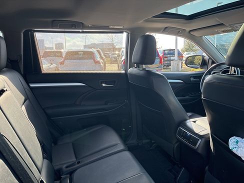 Used 2015 Toyota Highlander XLE image 11