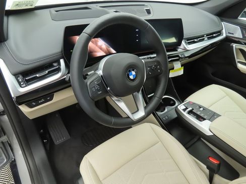 Used 2025 BMW X1 xDrive28i w/ Premium Package image 10