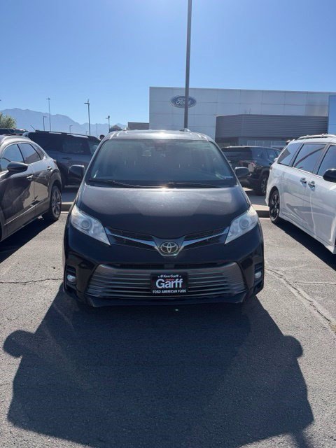Used 2020 Toyota Sienna XLE FWD image 2