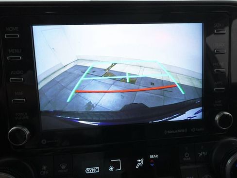 Used 2020 Toyota Highlander XLE AWD/4WD image 20