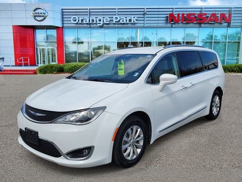 Used 2018 Chrysler Pacifica Touring-L image 4