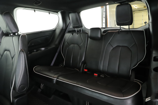 Used 2025 Chrysler Pacifica Limited FWD image 30