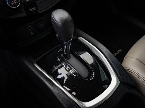 Used 2016 Nissan Rogue SV w/ SV Premium Package image 30