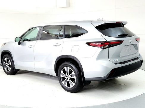 Used 2024 Toyota Highlander XLE AWD/4WD image 5