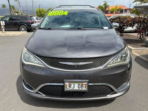 Used 2017 Chrysler Pacifica Limited FWD image 2