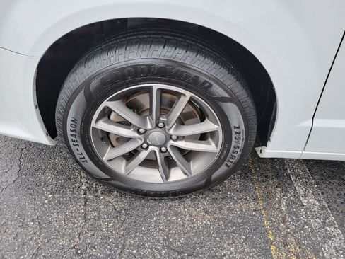 Used 2017 Dodge Grand Caravan SXT image 13