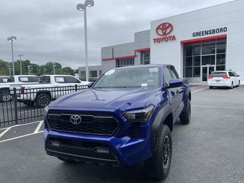 Certified 2025 Toyota Tacoma TRD Off-Road AWD/4WD image 1