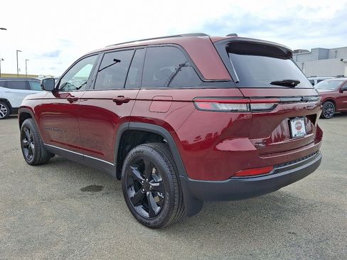 New 2025 Jeep Grand Cherokee Altitude image 3