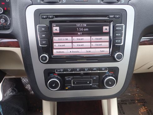 Used 2010 Volkswagen Eos Lux FWD image 24