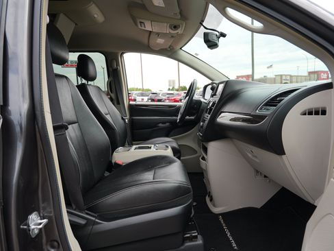 Used 2016 Chrysler Town & Country Touring w/ Driver Convenience Group FWD image 12