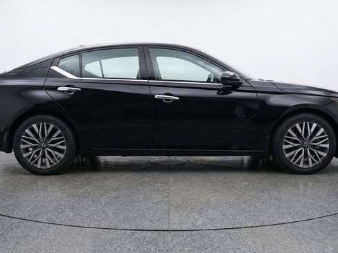 Used 2025 Nissan Altima 2.5 SV FWD image 11
