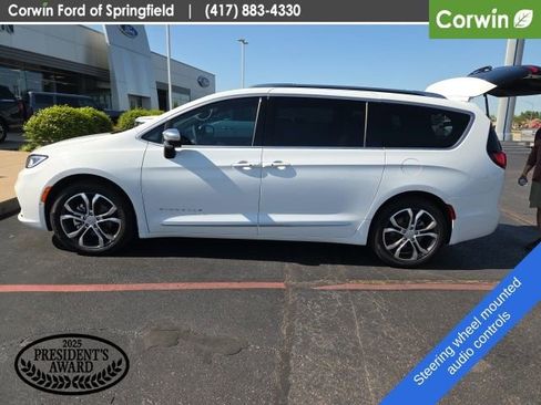 Used 2026 Chrysler Pacifica Pinnacle w/ Trailer Tow Group FWD image 7