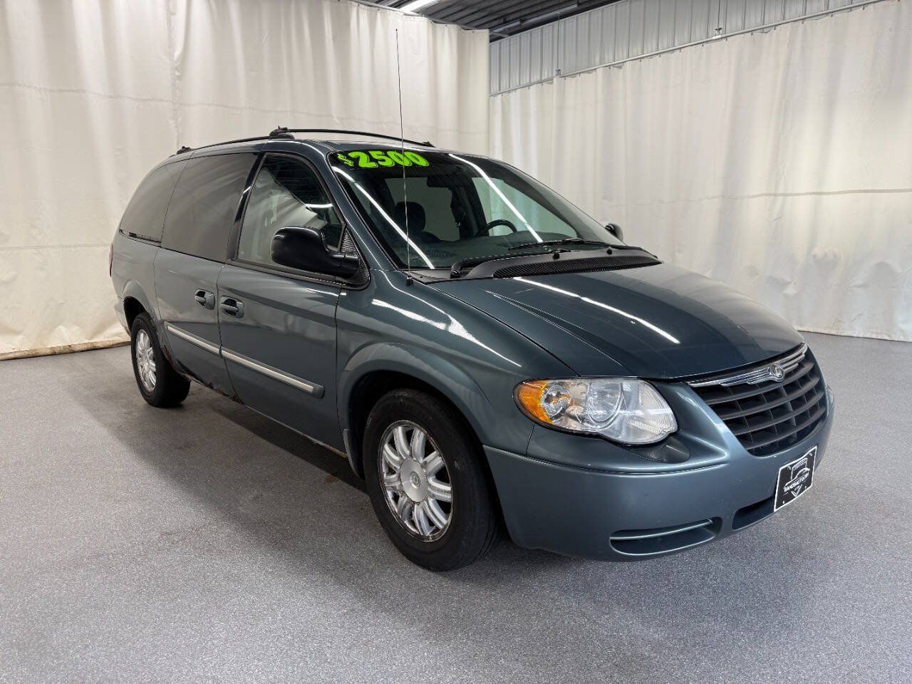 Used 2006 Chrysler Town & Country Touring FWD image 5
