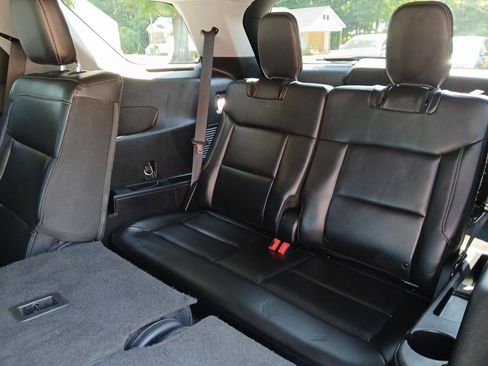 Used 2022 Ford Explorer XLT w/ Equipment Group 202A RWD image 12