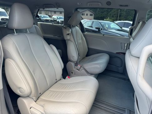Used 2014 Toyota Sienna XLE image 26