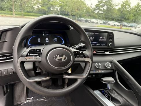 Used 2025 Hyundai Elantra SE w/ Cargo Package FWD image 13