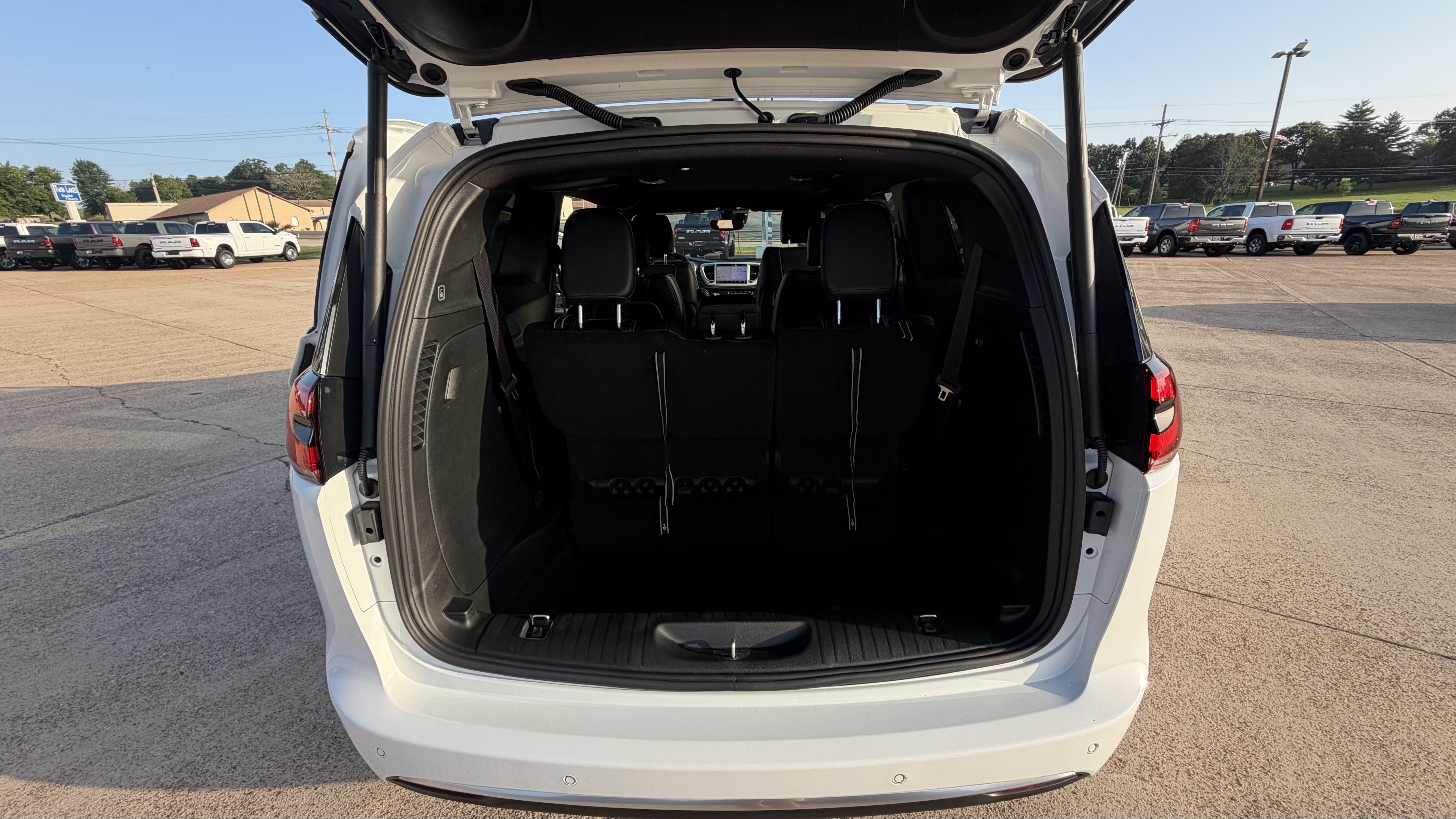 New 2027 Chrysler Pacifica Select w/ Family Tech Group FWD image 38